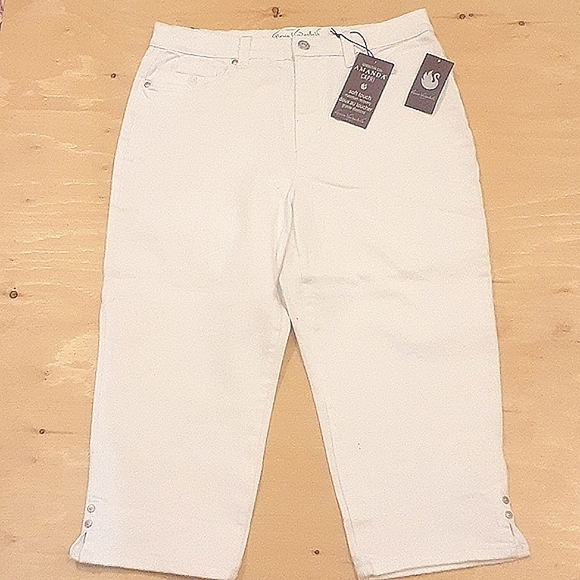 3 for $25 Bundle Sale- NWT Gloria Vanderbilt White Denim Capris, Size 10 - Picture 1 of 16